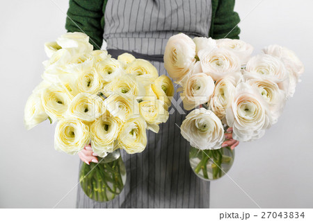 Beautiful bouquet of soft lemon and white Beautiful bouquet of soft lemon and white 27043834