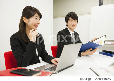 会議　ミーティング　打ち合わせ　商談　プレゼンテーション　コンサルタント　営業　ビジネスイメージ 27044025
