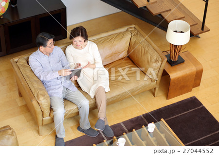シニア夫婦 タブレット シニア夫婦 タブレット 27044552