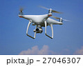 青空を飛ぶドローン 27046307