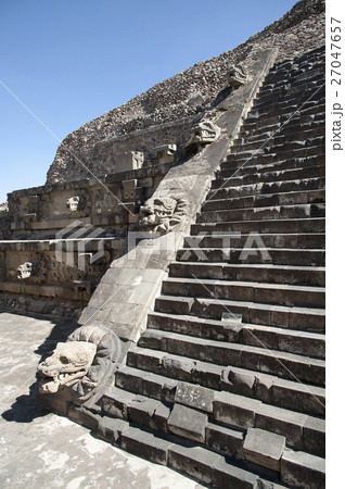 メキシコ テオティワカン遺跡 ケツァルコアトルのピラミッド メキシコ テオティワカン遺跡 ケツァルコアトルのピラミッド 27047657