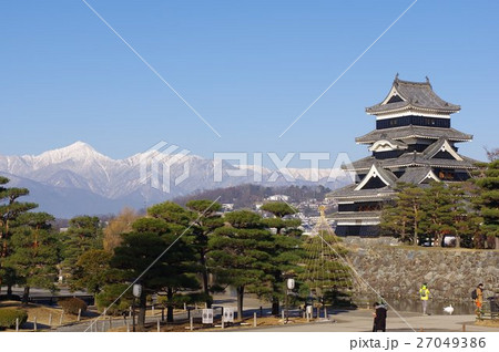 信州　国宝　初冬の松本城　冠雪の北アルプスと　戦国時代建造の天守閣　松本観光の中心 27049386