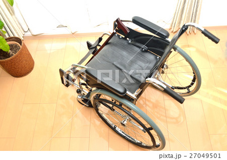 介護イメージの車いす 27049501