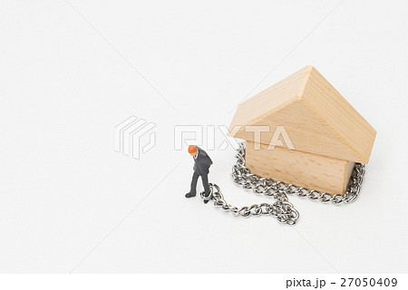 家に繋がれたビジネスマン 27050409