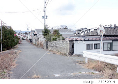 東日本大震災で被災した福島県双葉郡双葉町 帰還困難区域の誰も住んでいない住宅街の写真素材