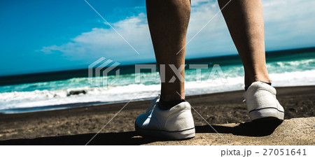 海辺の男性 27051641