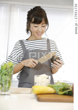 料理する女性 料理教室 料理する女性 料理教室 27051730