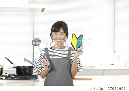料理教室に通う女性 料理教室に通う女性 27051901