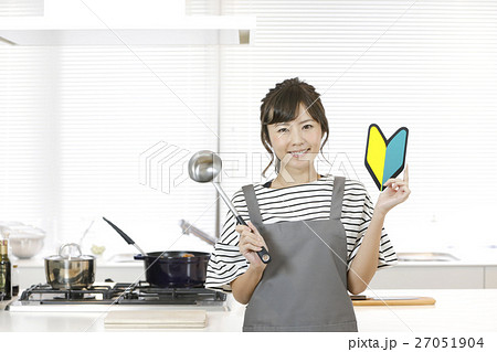 料理教室に通う女性 料理教室に通う女性 27051904