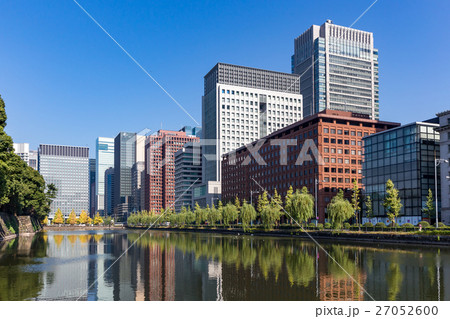 馬場先濠に映る丸の内ビル群 27052600