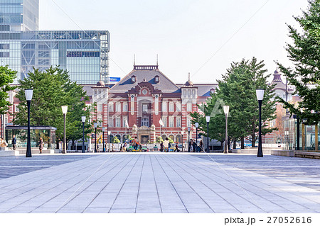東京駅丸の内駅舎正面と行幸通りの街灯の写真素材