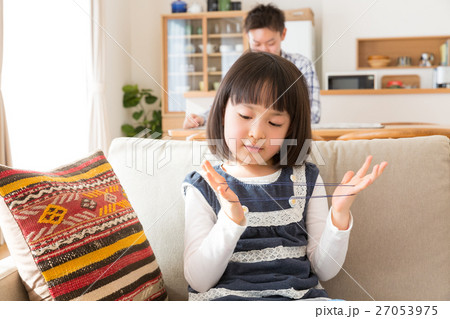あやとりで遊ぶ女の子 あやとりで遊ぶ女の子 27053975