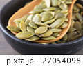 Close-up green pumpkin seeds in a black cup 27054098
