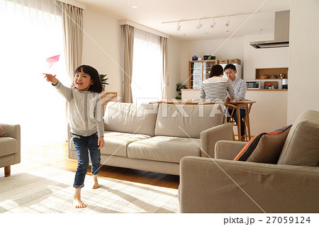 リビングで遊ぶ子供の写真素材