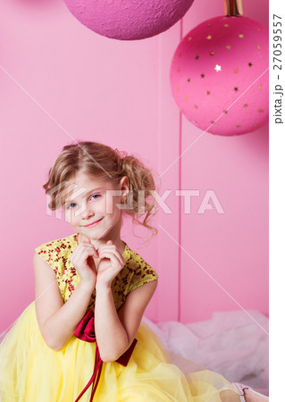 Valentine heart to make your fingers. Pretty girl 27059557