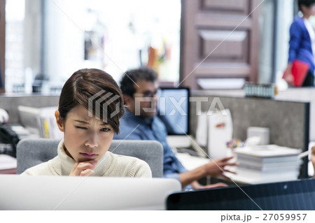 オフィスイメージ デスクワークの女性 考える オフィスイメージ デスクワークの女性 考える 27059957