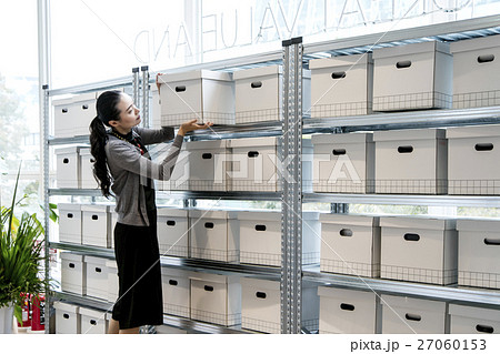 オフィスイメージ　資料を整理する女性 27060153