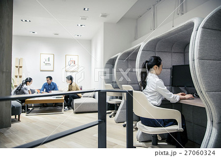 オフィスイメージ コワーキングスペース パソコンを操作する女性の写真素材