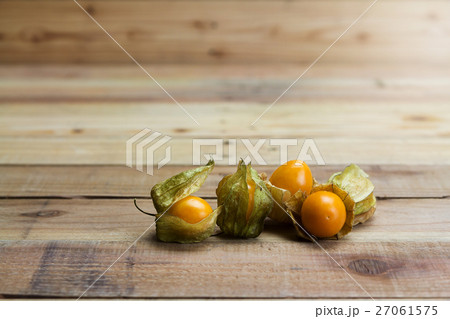 Closeup Cape gooseberry on wooden background Closeup Cape gooseberry on wooden background 27061575