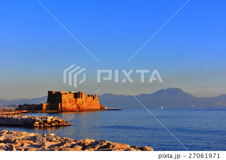 イタリア ナポリのナポリ湾 卵城の風景の写真素材