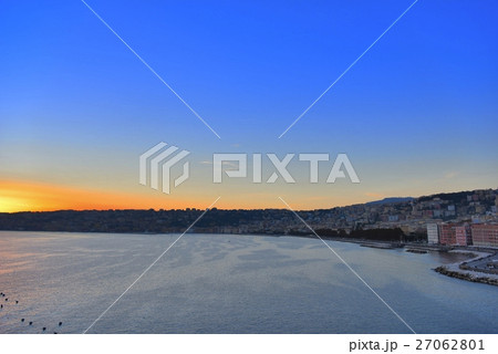 イタリア ナポリ 卵城から見たナポリ湾の夕焼けの写真素材