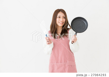 エプロンをした女性 27064293