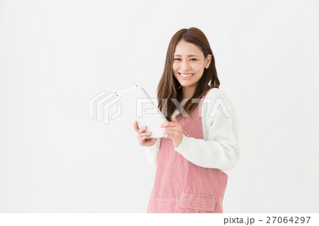 エプロンをした女性　タブレット 27064297