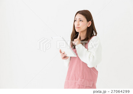 エプロンをした女性　タブレット　考える 27064299