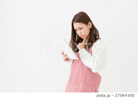 エプロンをした女性　タブレット　考える 27064300