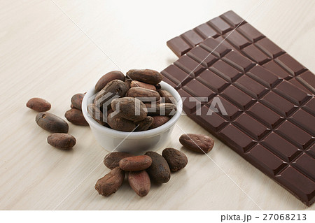 カカオ豆とチョコレート カカオ豆とチョコレート 27068213