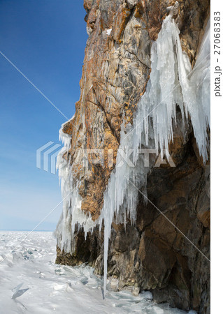 Huge icicles on rocks. Beautiful winter landscape 27068383
