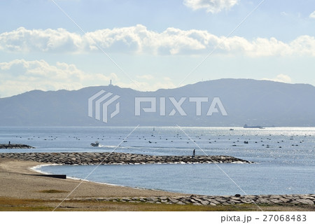 風景　松江海岸より淡路島を望む。海苔養殖のブイ 27068483