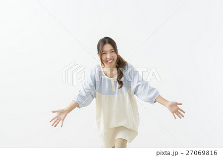 手を差し出す保母さん 27069816