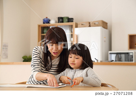 リビングで学習する子供 リビングで学習する子供 27071208