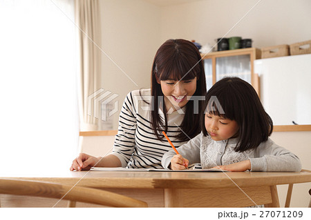 リビングで学習する子供 リビングで学習する子供 27071209