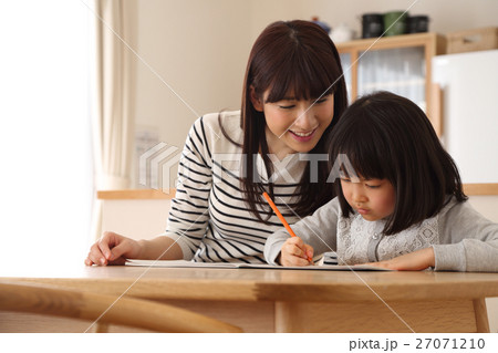 リビングで学習する子供 リビングで学習する子供 27071210