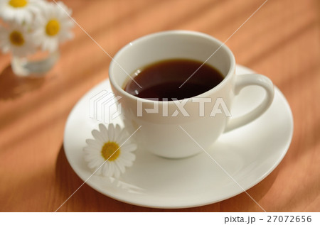 ホットコーヒーとマーガレット(陽射しあり) ホットコーヒーとマーガレット(陽射しあり) 27072656