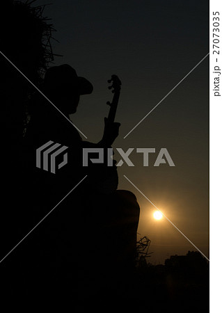 A young man playing the banjo The straw in the fie A young man playing the banjo The straw in the fie 27073035