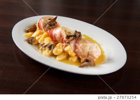 Stuffed chicken rolls with mushrooms and potatoes  27073254