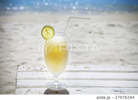 Tropical cocktail with rum on sunny beach 27076284