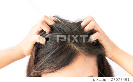 Closeup woman hand itchy scalp, Hair care concept 27077491