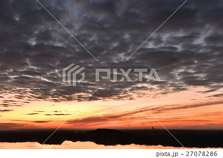 曇天の朝　大焼けの予感 27078286