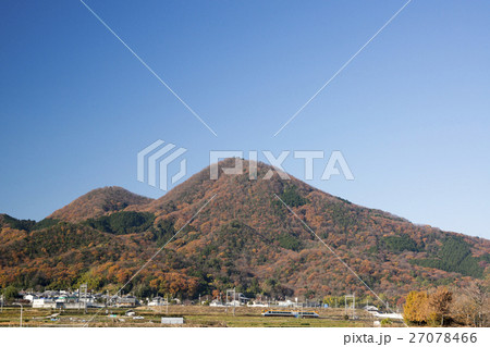 錦繍の二上山麓を走る近鉄特急１６０１０系新塗装 27078466