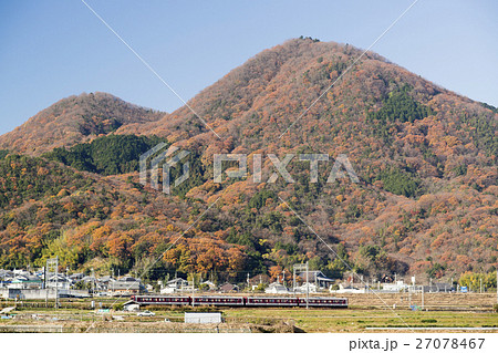 錦繍の二上山麓を走る近鉄電車 27078467