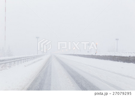降雪した真冬の高速道路 27079295