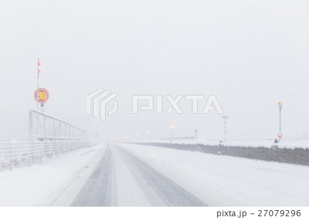 降雪した真冬の高速道路 27079296