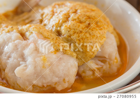 Streamed crab legs in curry sauce. 27080955
