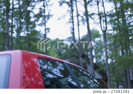 木陰の赤い車 27081381
