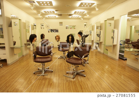 椅子とモデルウィッグ 27081555