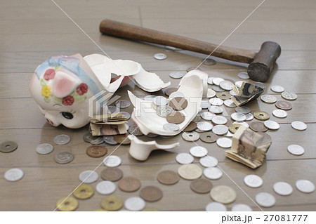 壊れた貯金箱と金槌 27081777
